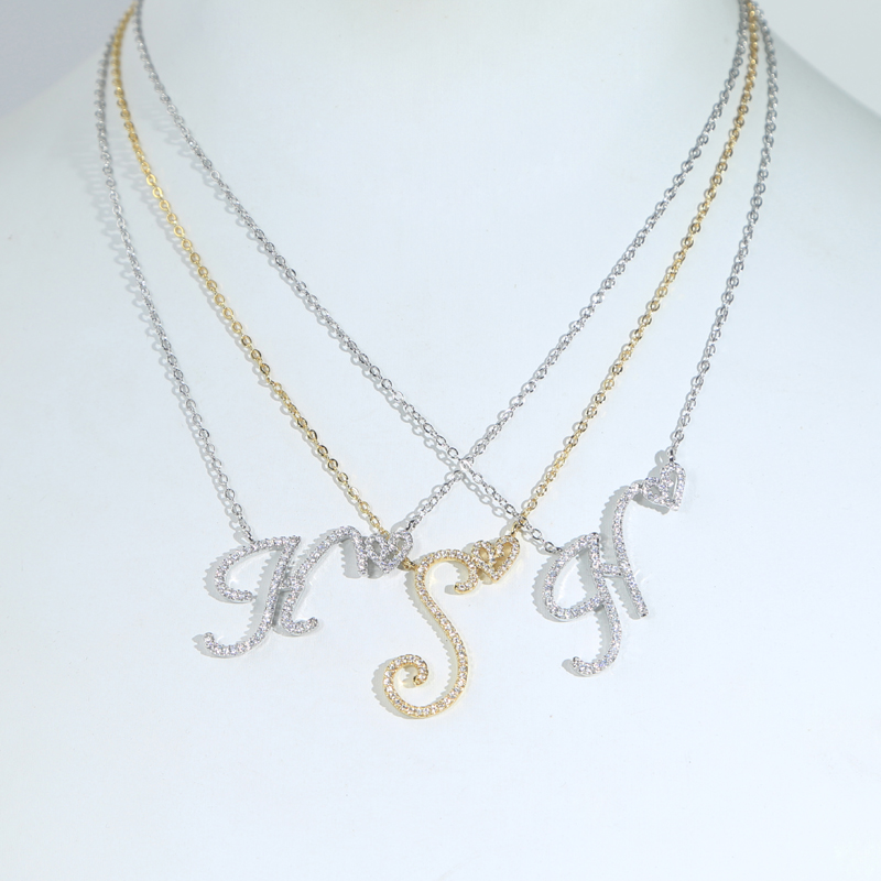 2024 New Initial Cursive Letters with Heart Pendant Necklaces Iced Out Initial Necklace Bling Cz Paved Fashion Jewelry Collier
