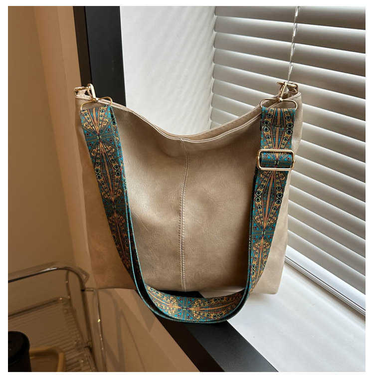 2023 Summer New Fashionable Handheld Single Shoulder Crossbody Large Capacity Bucket Bag Women's Bag Mixed Batch