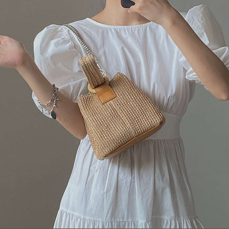 Cute girl carrying straw female 2024 new niche personality summer chain single shoulder braided bag tide