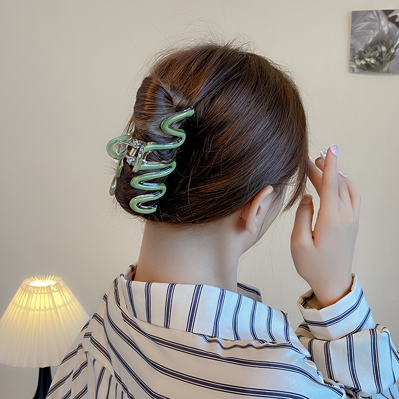 AISHG Wave Crab Hair Clips Women Korean Geometry High Ponytail Hairpin Irregular Solid Shark Claw Clips Girl Hair Accessories ea85e