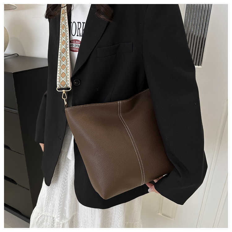 This year's popular high-quality bucket simple bag women's bag PU car stitching diagonal cross shoulder armpit bag
