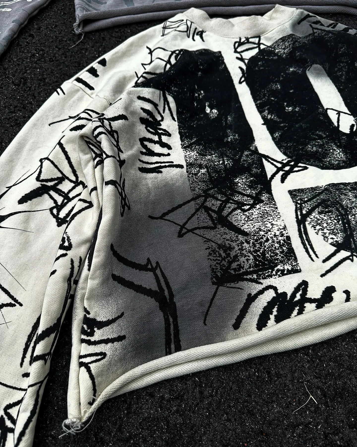 Y2K fashion long sleeved T-shirt mens Harajuku hip-hop graffiti style graphic printing oversized top autumn Gothic clothing 241112