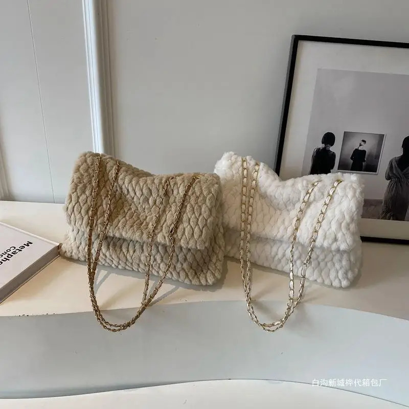 Large Capacity Fashionable and Foreign Winter Plush Bag Simple European and American Shoulder Messenger Bag Womens Handbag 241111