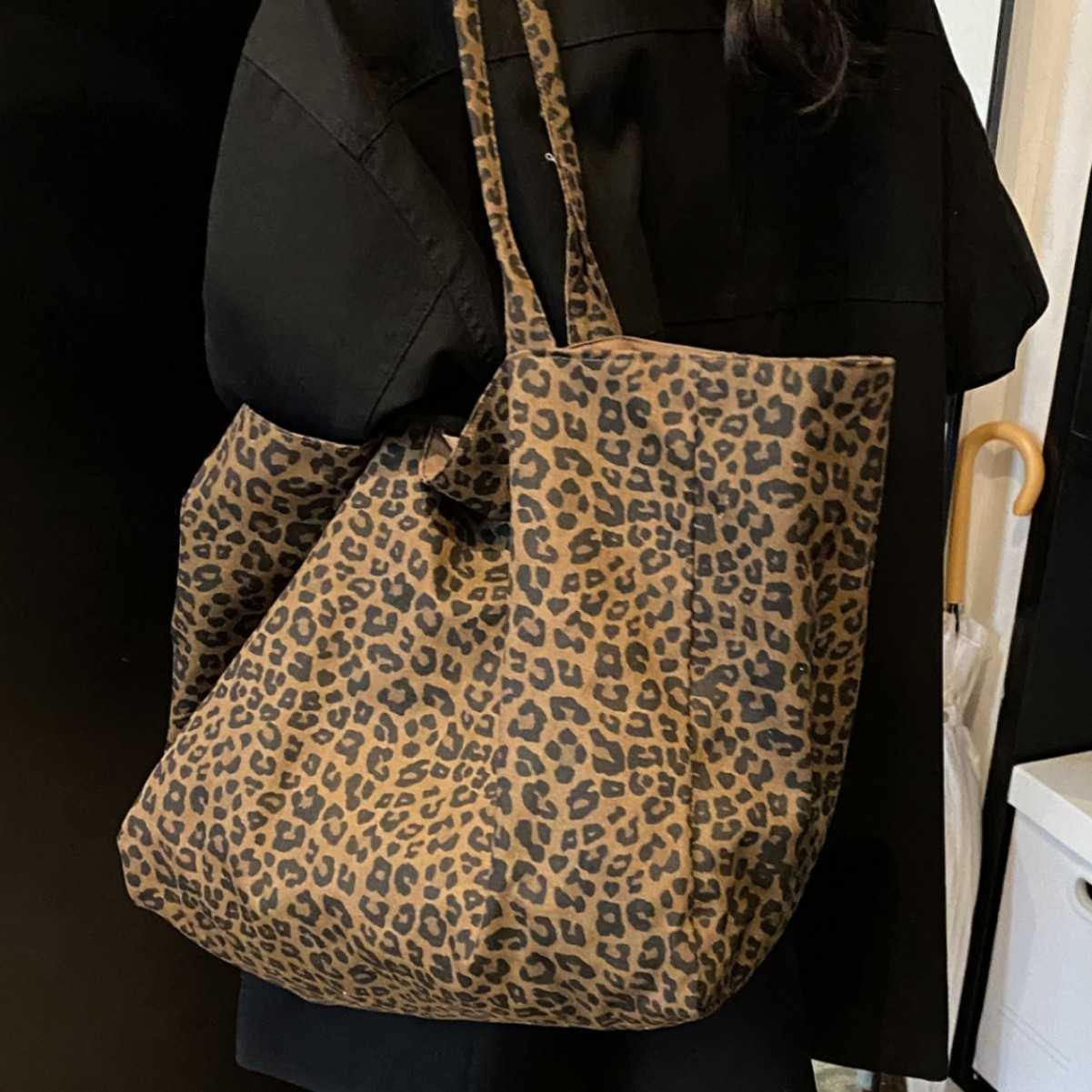Korean leopard print shoulder bag for women, fashionable and lazy style canvas bag, autumn and winter casual large capacity commuting tote bag