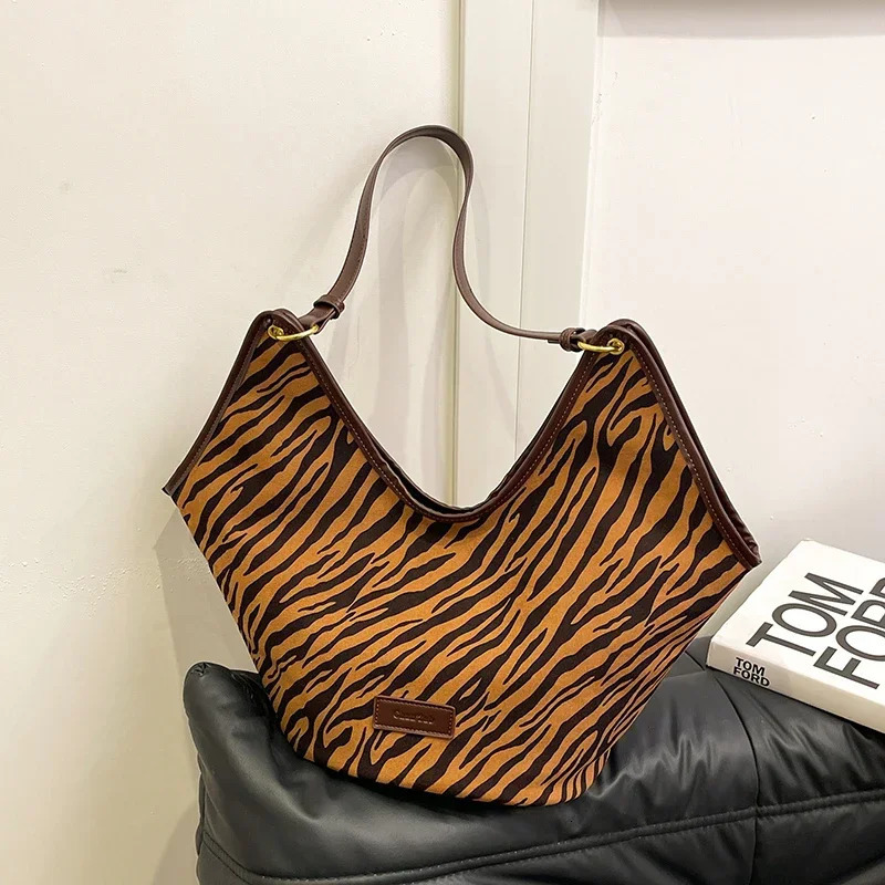 high-end retro canvas womens handbag niche Commuting handbag high-quality fashionable simple armrest shoulder bag 241111