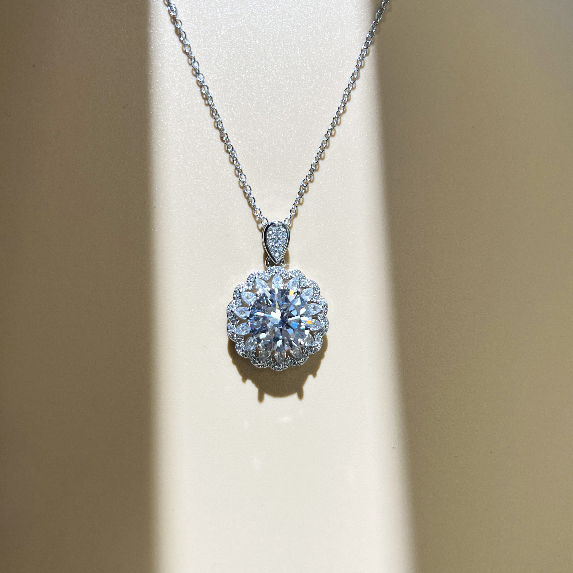 2024 Choucong Brand Flower Pendant Luxury Jewelry 925 Sterling Silver Round Cut White Topaz CZ Diamond Gemstones Party Women Wedding Clavicle Necklace