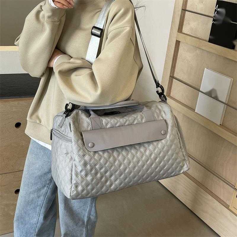 Travel Bag Large Capacity Sports and Fitness Bag Womens Shoulder Bag Crossbody Handbag Short Distance Business Travel Luggage Bag