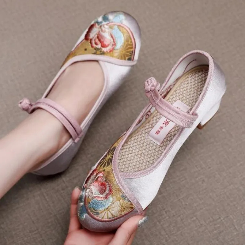 Women Ankle Strap Embroidered Mid-Heel Dress Shoe Round Toe Retro Mary Jane Spring Shoes Ethnic Style Fabric Pumps 241112