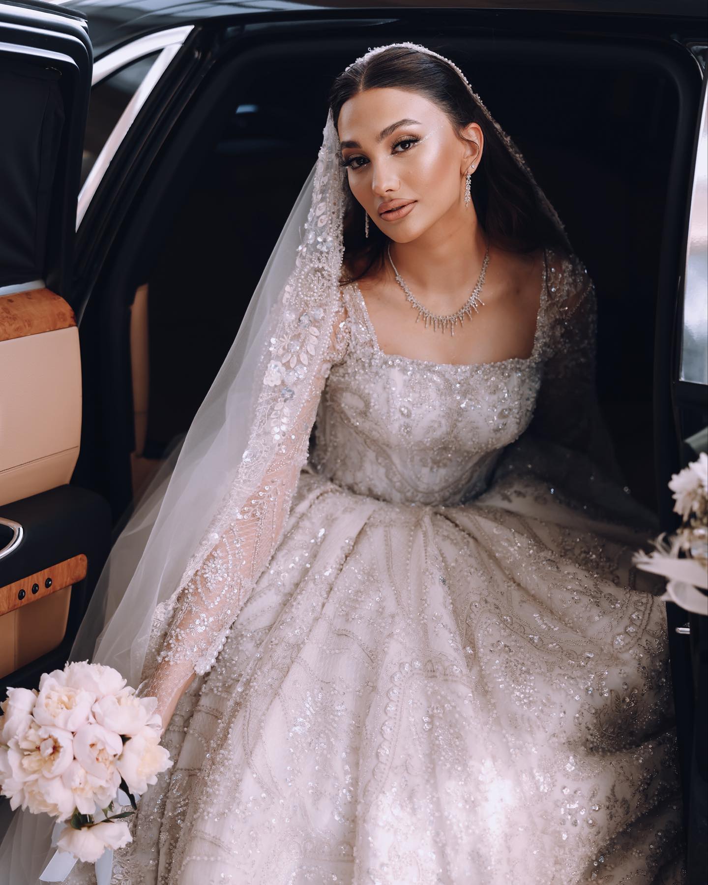 Saudi arabic crystal ball gown Wedding Dress for bride square neck long sleeves sequins beaded wedding dresses ruffle Dubai r Bridal gowns plus size