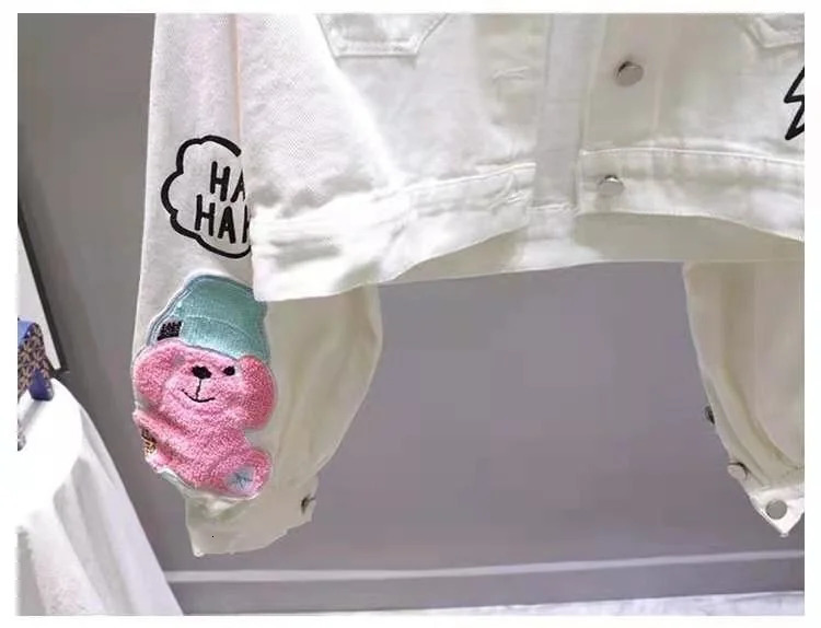 Cartoon flocking letter printed white denim jacket for womens Spring and Autumn short sleeved denim jacket for womens fashion 241112