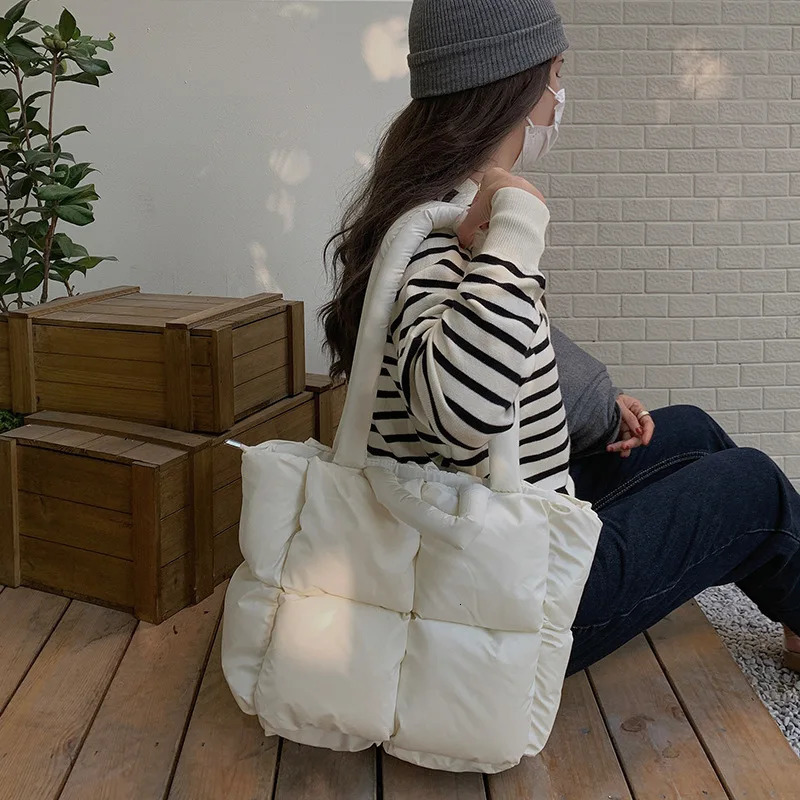er Puffy Shoulder Bag Women Quilted Space Down Feather Padded Cotton Handbag Winter Large Capacity Warm Shopping Purse 241111
