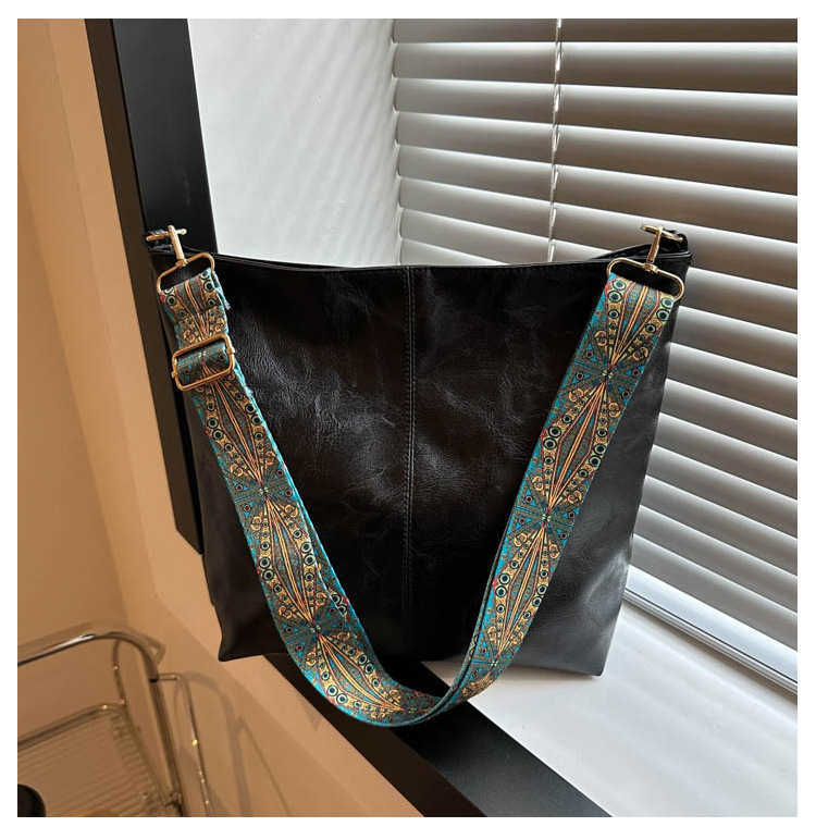 2023 Summer New Fashionable Handheld Single Shoulder Crossbody Large Capacity Bucket Bag Women's Bag Mixed Batch