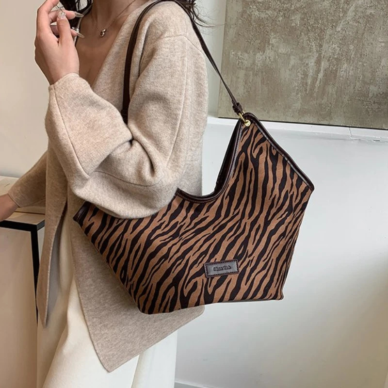 high-end retro canvas womens handbag niche Commuting handbag high-quality fashionable simple armrest shoulder bag 241111