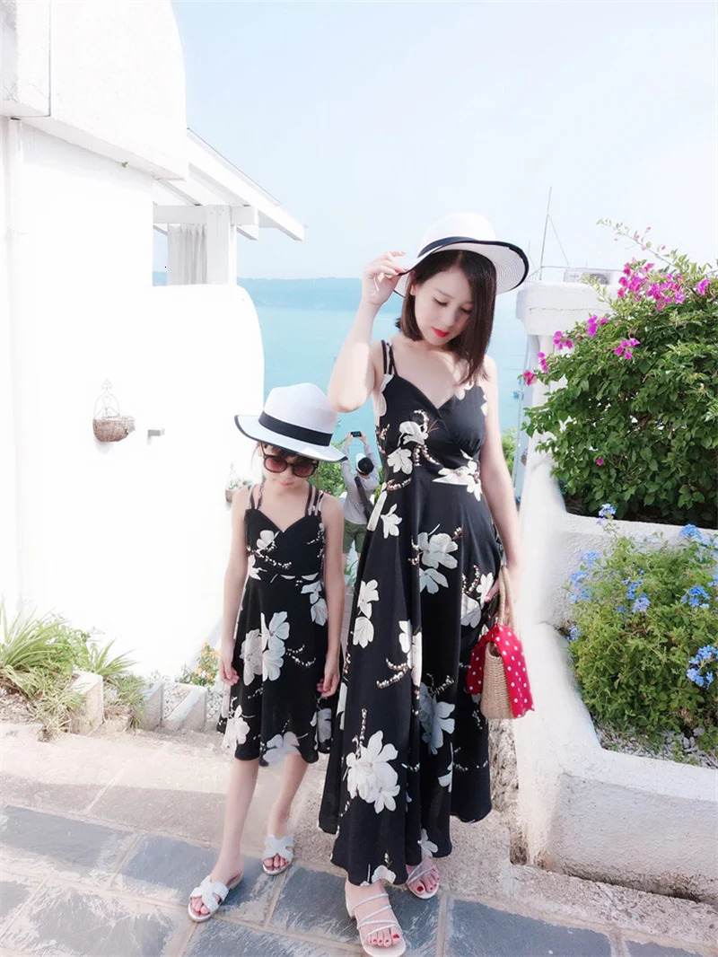 Family Matching Outfits Dresses Summer Mother Daughter Dress Fashion Clothing Girl Mom Daughter Chiffon Beach Dress Clothes 240403