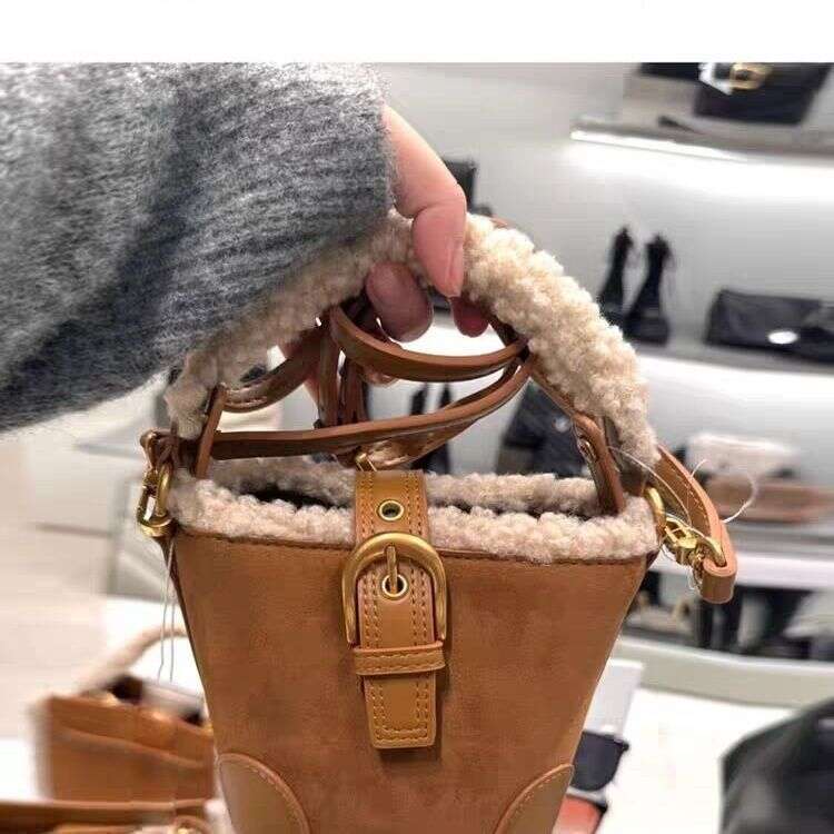 Single Shoulder For Women 2024 New Trendy Autumn And Winter Women's Casual Versatile Atmosphere With Fur Edge Handheld Crossbody Bag