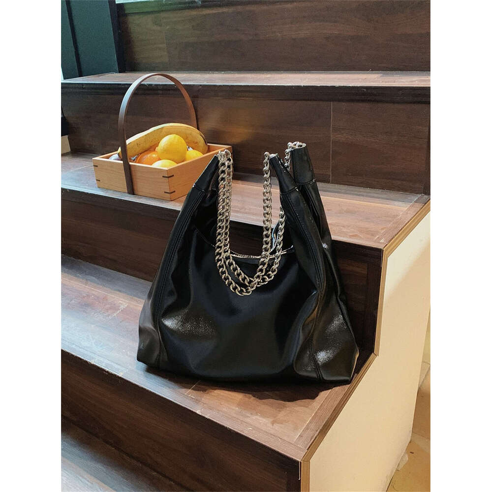 Chain Tote Large capacity 2023 new travel Fashion commuter women's shoulder bag
