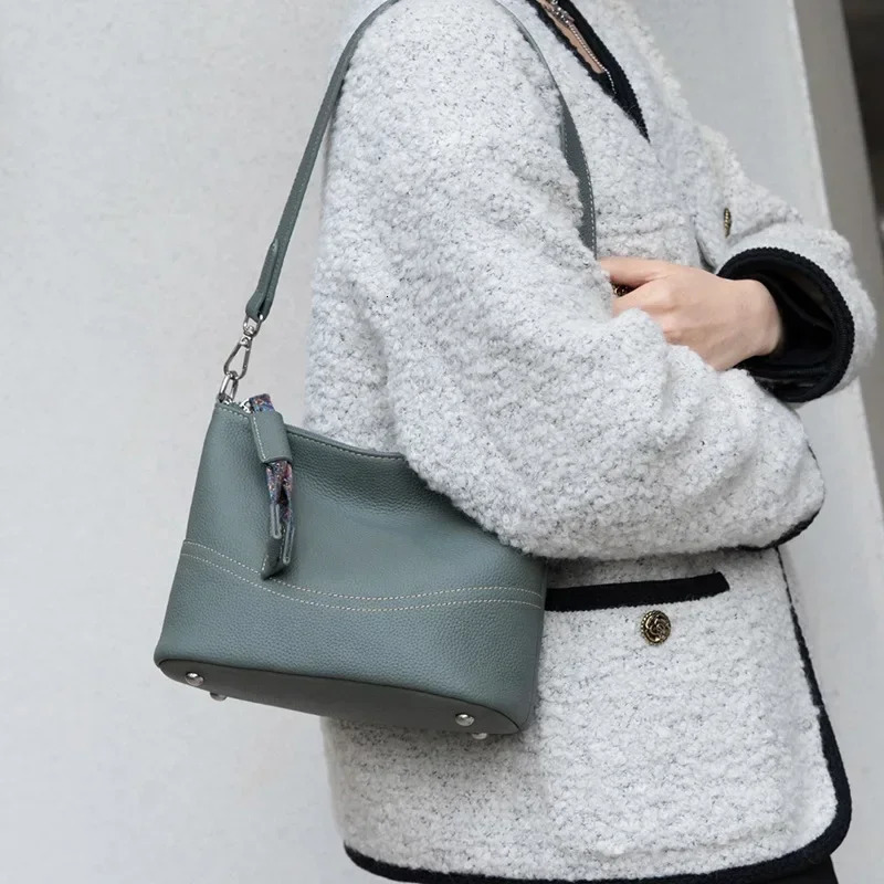 Womens Handbag Good Quality Genuine Leather Small Shoulder Bucket Ladies Commuting Underarm Bag Versatile Crossbody Hobo 241111