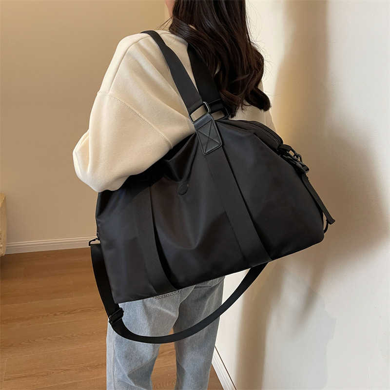 Business Trip Short Distance Travel Bag for Men and Women Large Capacity Single Shoulder Luggage Bag Lightweight and Versatile Portable Fitness Bag