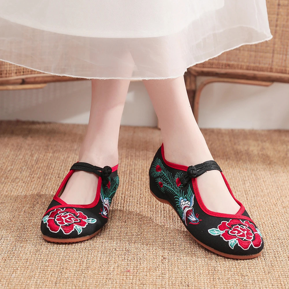 Veowalk Fashion Handmade Retro Womens Ballet Apartment Old Beijing Traditional Chinese Embroidery Fabric Womens Single Shoes 241111