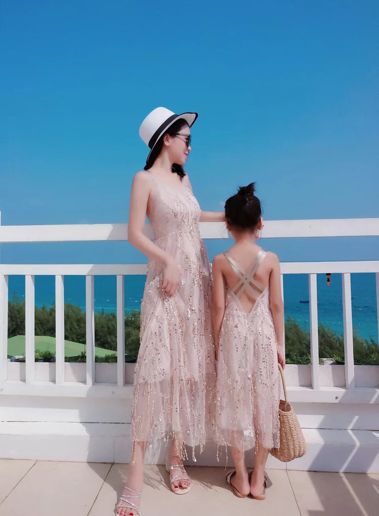 Family Matching Outfits Dresses Summer Mother Daughter Dress Fashion Clothing Girl Mom Daughter Chiffon Beach Dress Clothes 240403
