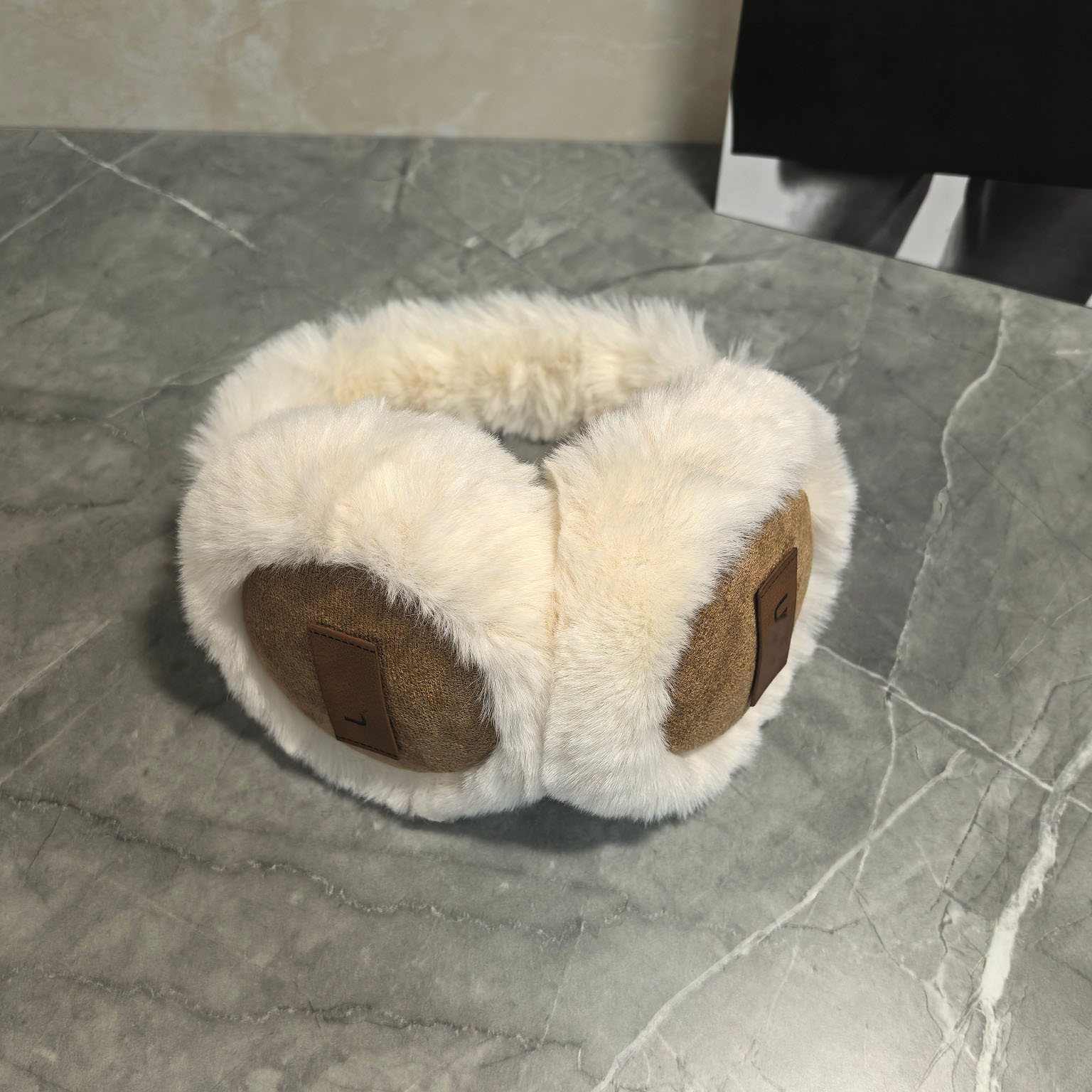 UG Womens Mens Ear Muffs Warm Plush Earmuffs Designer Unisex Pure Color Fluffy Earmuff Fashion Foldable Soft Simple Winter Accessories Earflap