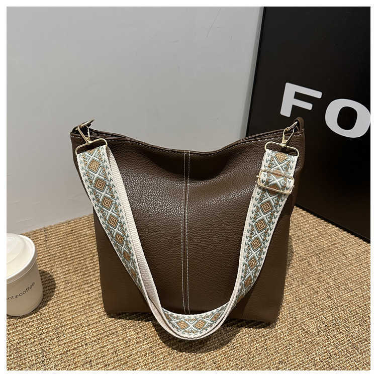 This year's popular high-quality bucket simple bag women's bag PU car stitching diagonal cross shoulder armpit bag