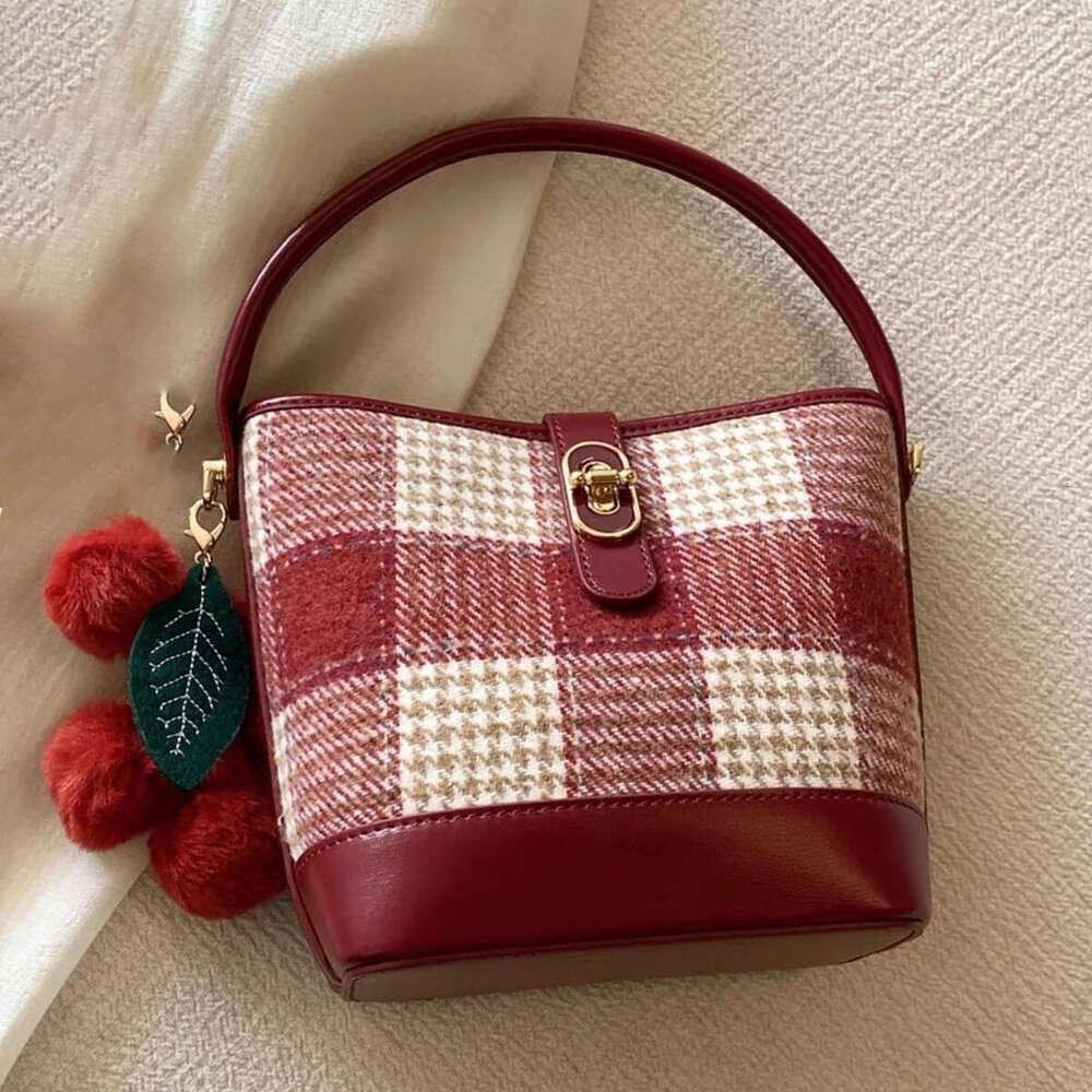 Red plaid mini bucket Women's premium feel felt handbag 2024 new casual shoulder crossbody bag