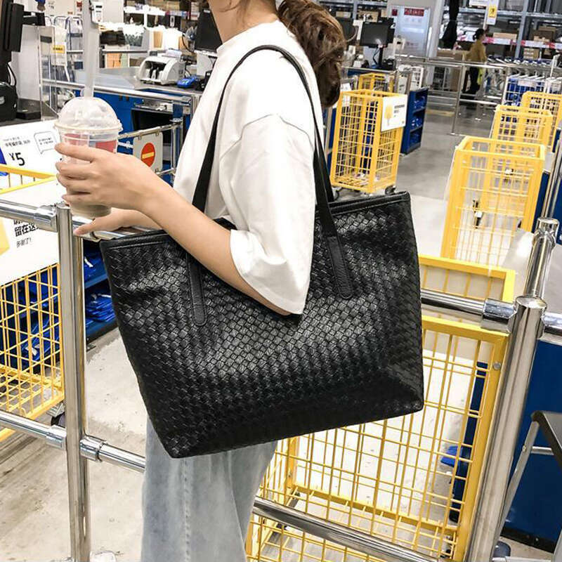 Large capacity Tote Bag 2024 Women's new woven fashion hand bill shoulder bag