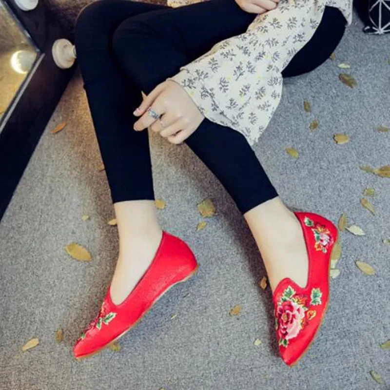 Autumn womens Pointed Toe Loafers floral embroidery womens apartment sliding ethnic walking shoes canvas womens Moccasins dress shoes 241111