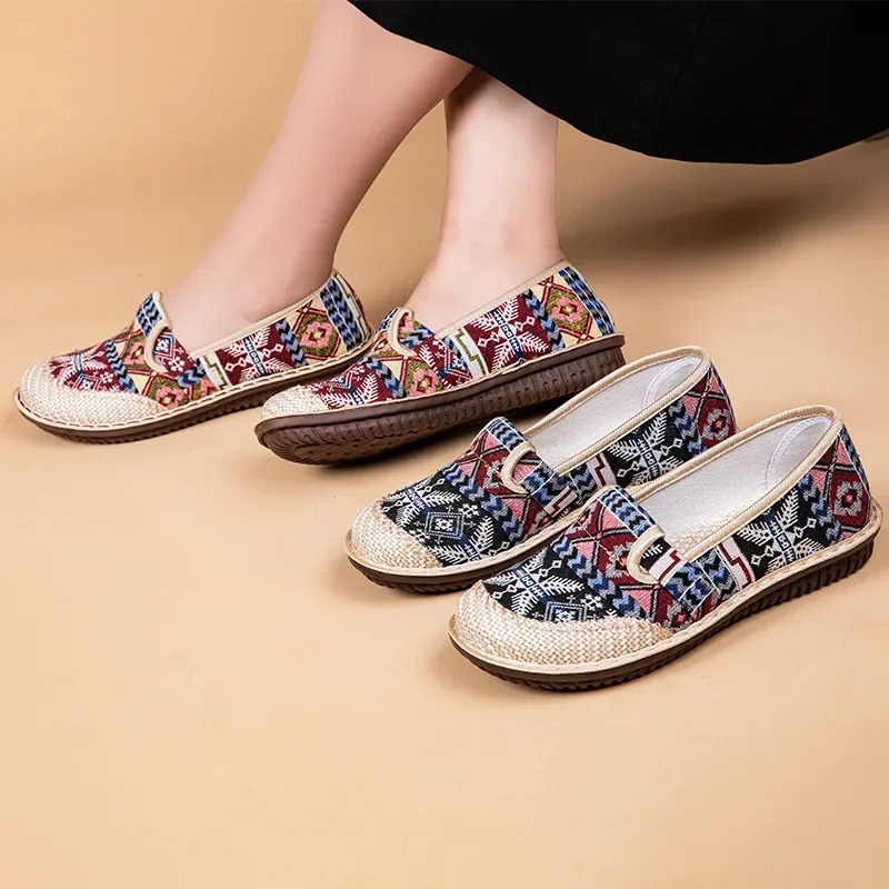High quality womens shoes ethnic style womens embroidered shoes womens fashionable breathable flat casual shoes 2024 241111