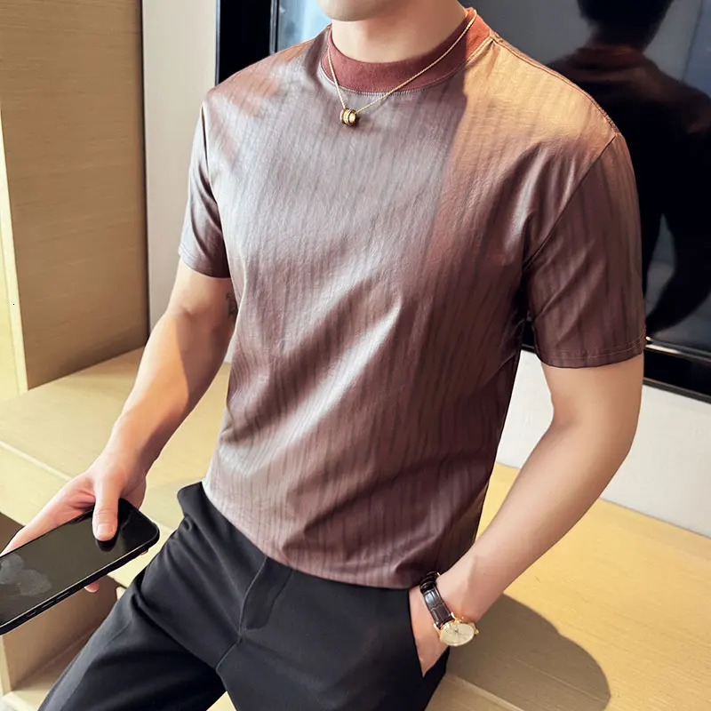 Shiny striped mens T-shirt with Korean fashion coating leather texture T-shirt for mens clothing O-neck ultra-thin suitable for casual T-shirt 241112