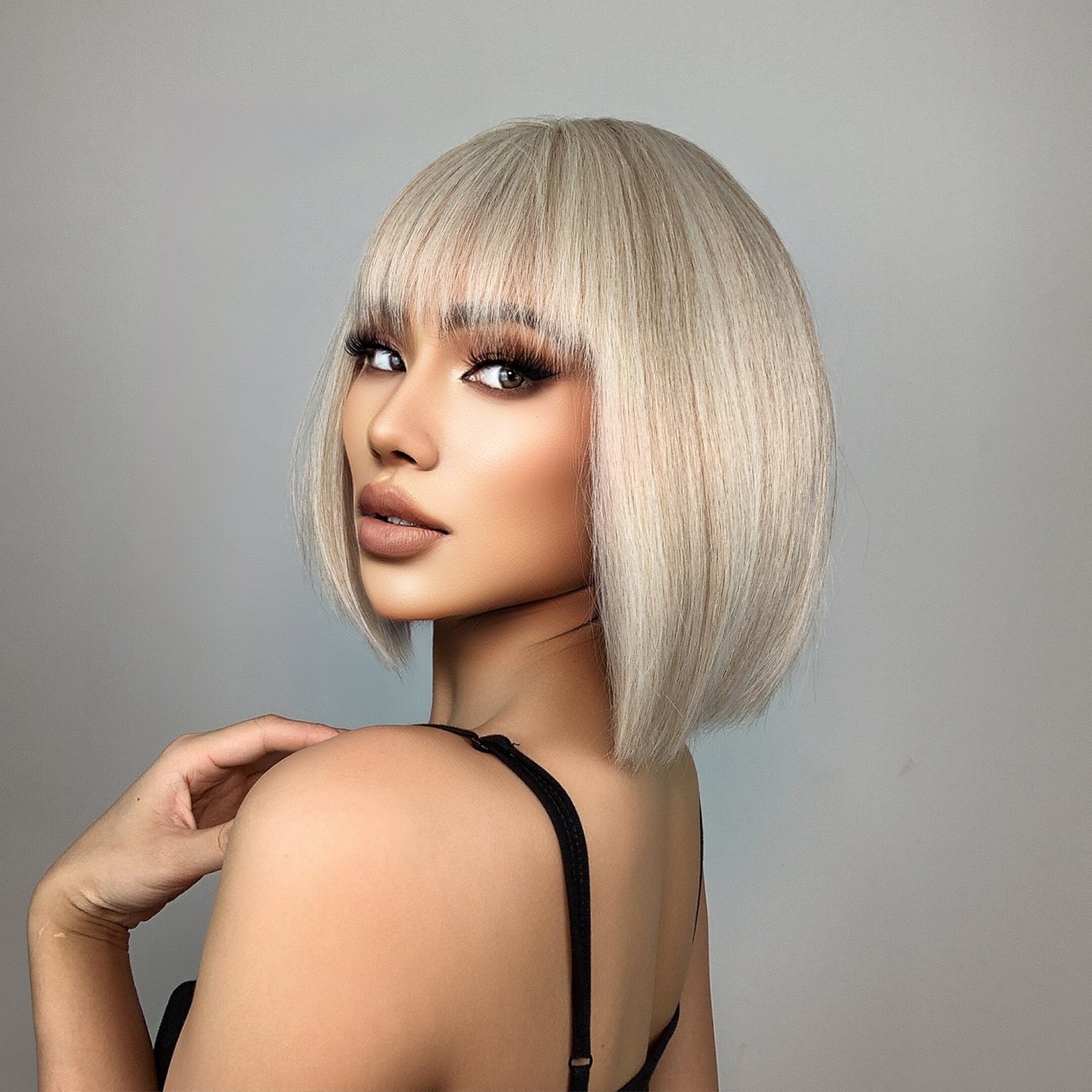 Straight White Platinum Wigs for Women Short Bob Synthetic With Bangs Shoulder Length Heat Resistant Cosplay Wig