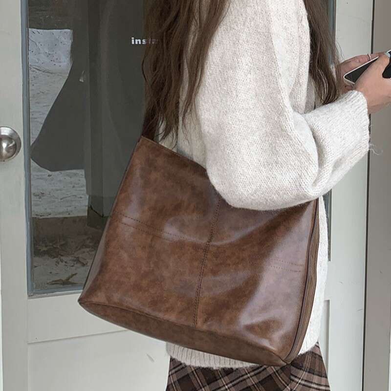 Autumn/Winter 2024 New Niche Vintage Commuting Versatile Wide Strap Large Capacity Single Shoulder Crossbody Tote Bag