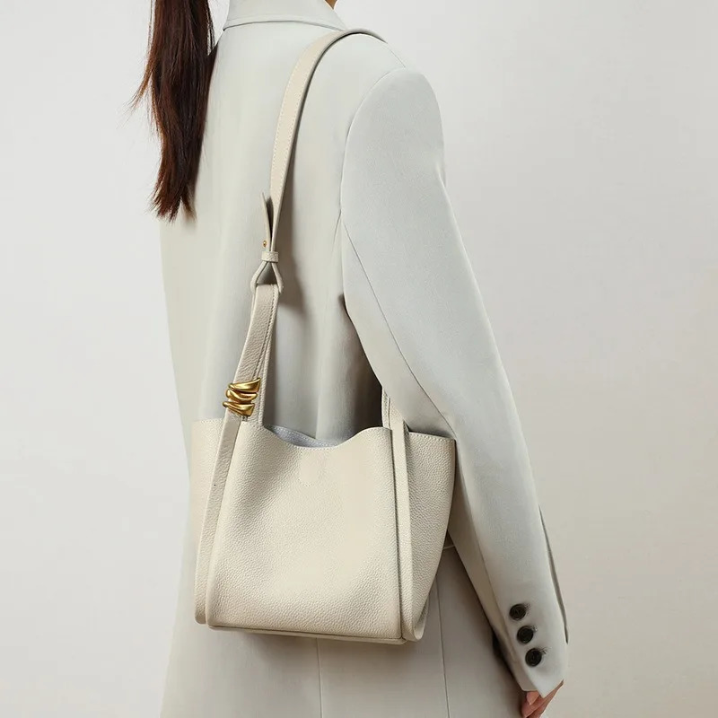 Light y Genuine Leather Womens Bag Fashion Commuting Senior Handbag Soft Cowhide Bucket Large Capacity Shoulder 241111