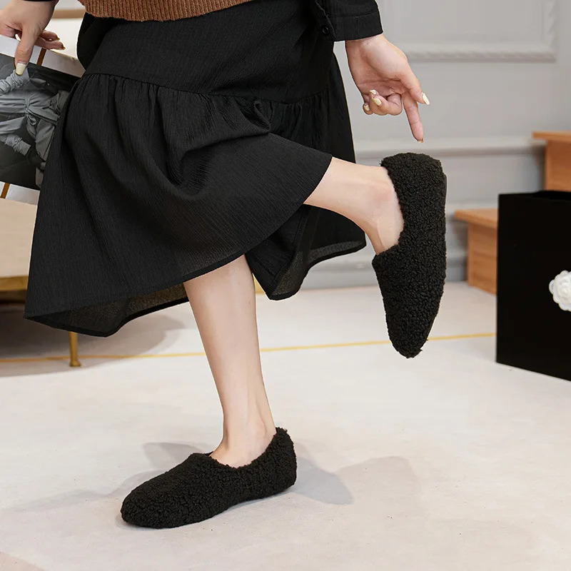 Round toe sheepskin shoes for women sizes 41-43 large fur mocasines warm winter shoes for women sheepskin shoes sliding on a wool roller board 241111