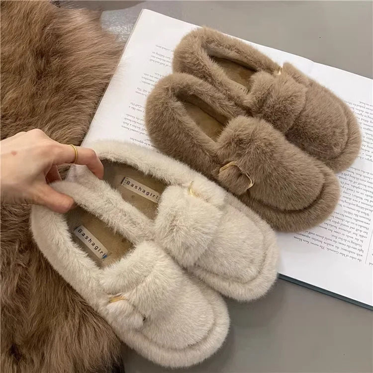 Outdoor womens winter cotton shoes 2024 item womens warm plush fluffy fur coat womens sliding fur flat shoes Zapatillas Mujer 241111