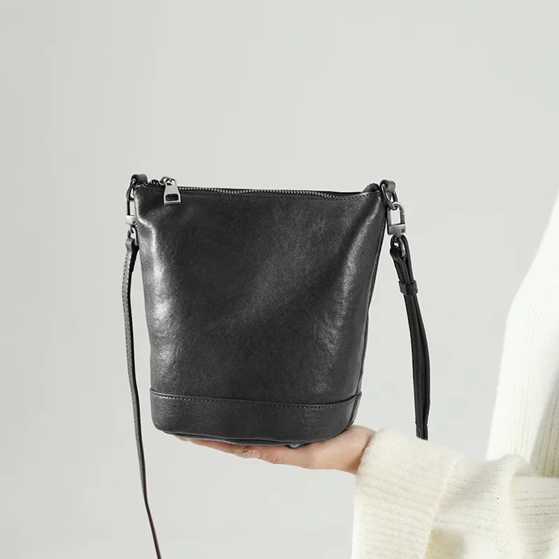 Top Layer Vegetable Tanned Cowhide Small Bucket Bag for Womens Winter Retro Genuine Leather Single Shoulder Crossbody 241111