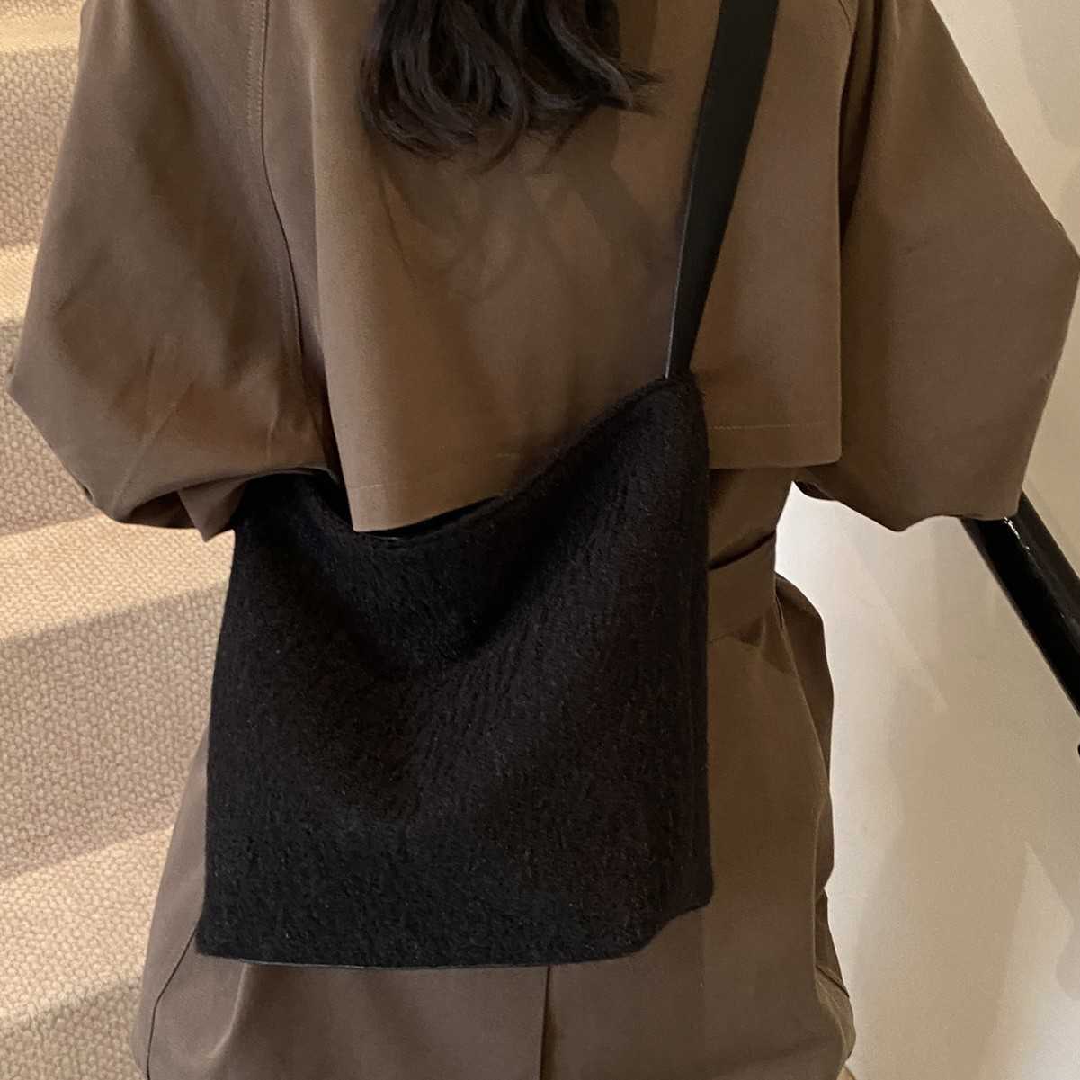 Leisure large capacity bag for women in winter 2024, new woolen shoulder bag, lazy style shoulder bag, underarm bucket bag