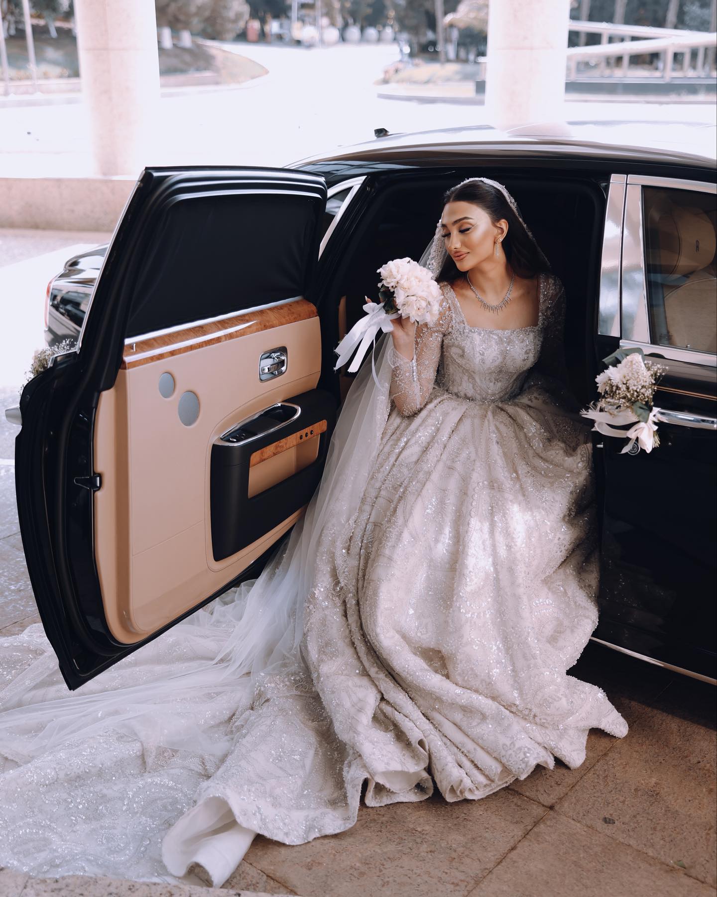 Saudi arabic crystal ball gown Wedding Dress for bride square neck long sleeves sequins beaded wedding dresses ruffle Dubai r Bridal gowns plus size