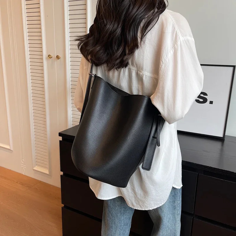 LEFTSIDE Retro Small Solid Color Leather Shoulder Bags For Women ner Korean Fashion Female Handbags Underarm Bag 241111