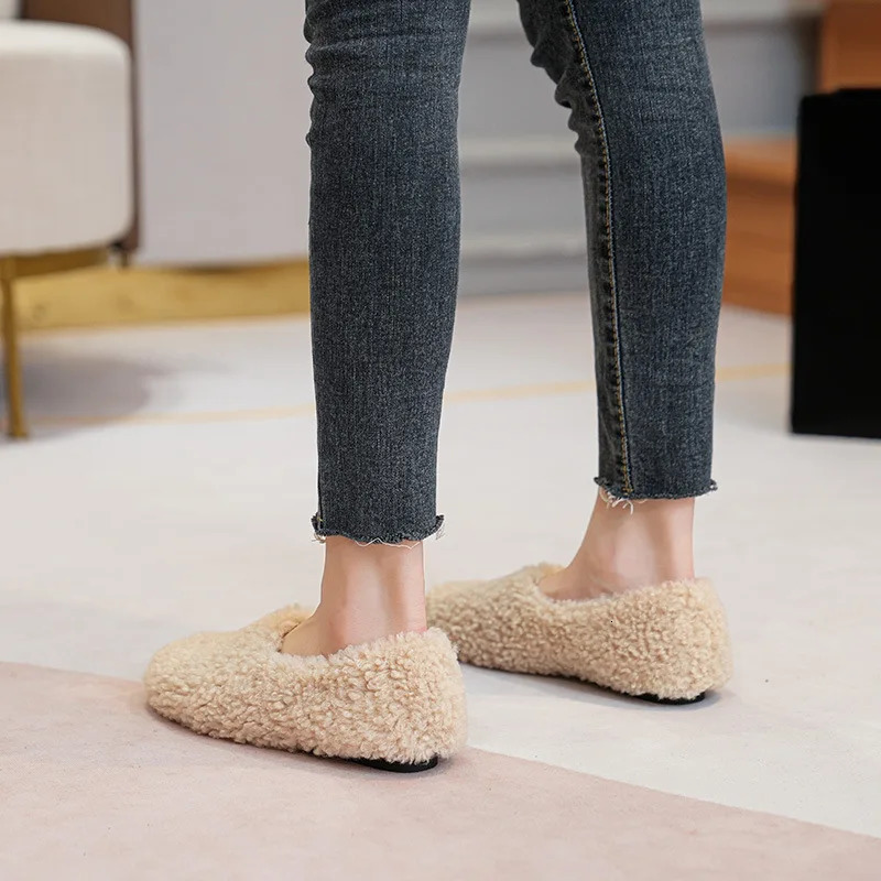 Round toe sheepskin shoes for women sizes 41-43 large fur mocasines warm winter shoes for women sheepskin shoes sliding on a wool roller board 241111