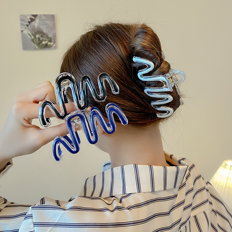 AISHG Wave Crab Hair Clips Women Korean Geometry High Ponytail Hairpin Irregular Solid Shark Claw Clips Girl Hair Accessories ea85e