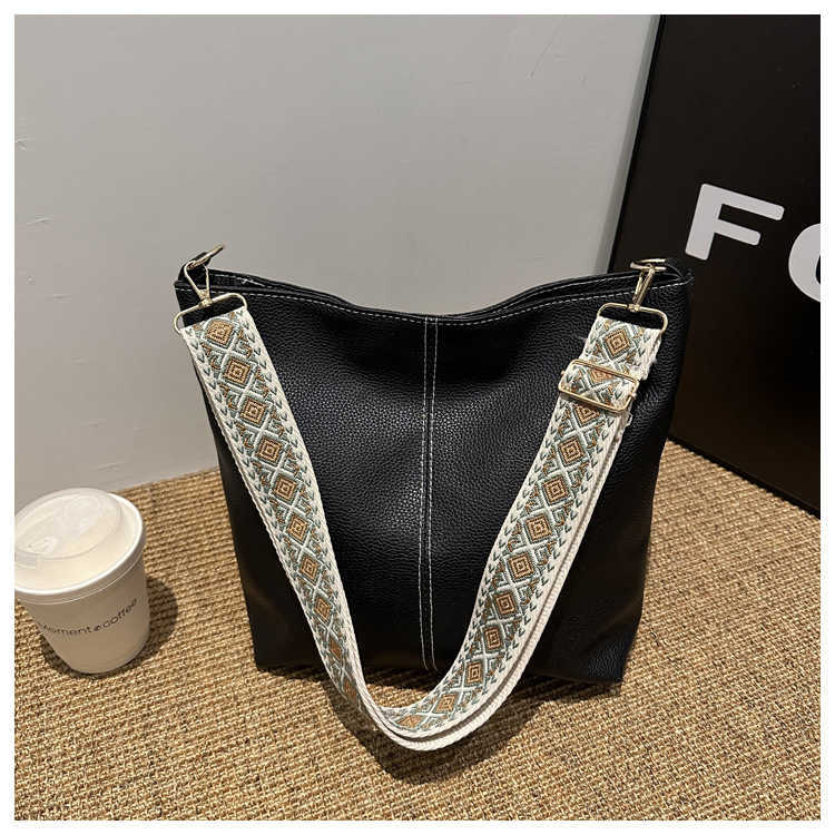 This year's popular high-quality bucket simple bag women's bag PU car stitching diagonal cross shoulder armpit bag