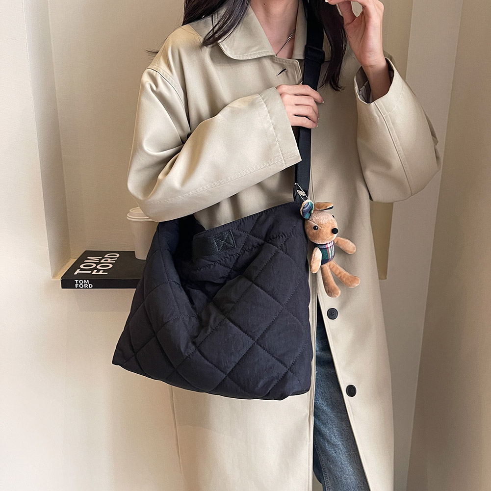 Quilted Tote Bag for Women Winter Padded Down Hobo Bag with Pendant Puffy Crossbody Bag Cute Puffer Handbag Female Sling Bags
