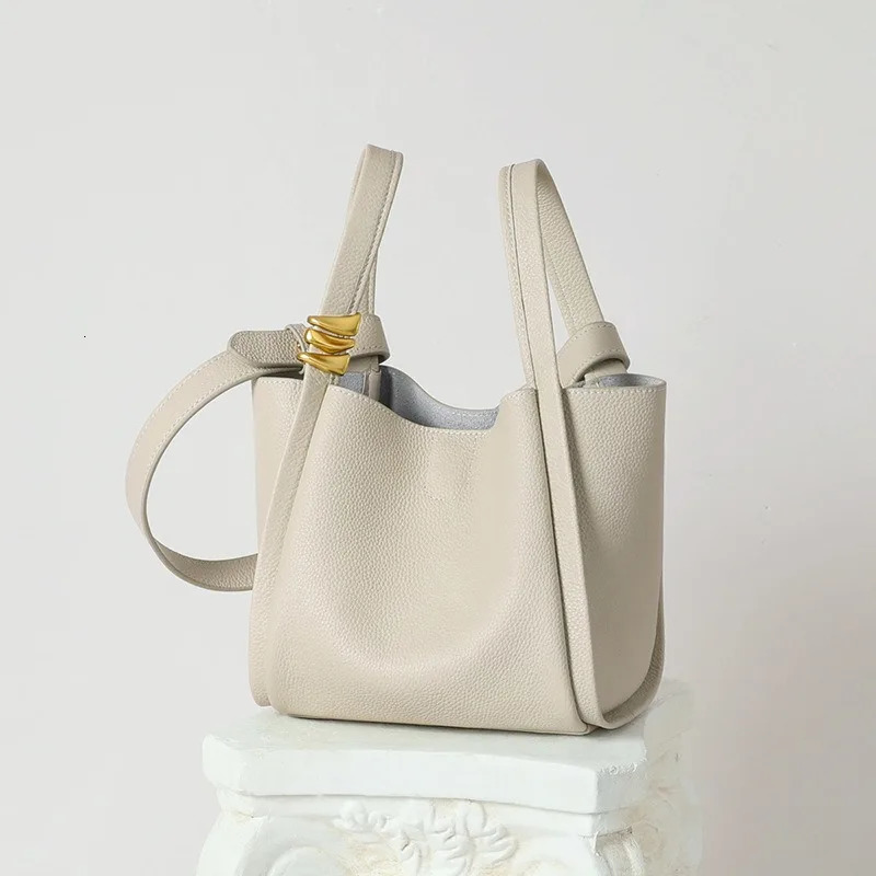 Light y Genuine Leather Womens Bag Fashion Commuting Senior Handbag Soft Cowhide Bucket Large Capacity Shoulder 241111