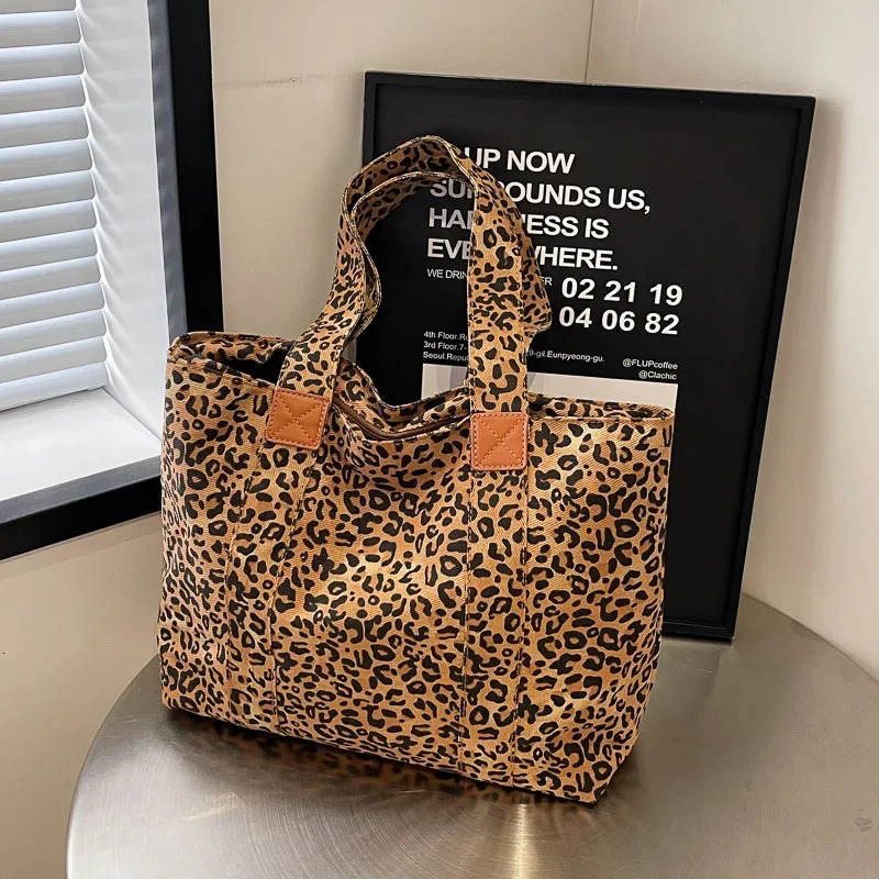 Leopard canvas shopping bag casual and fashionable womens shoulder bag handbag large capacity shopping bag zipper handbag 241111