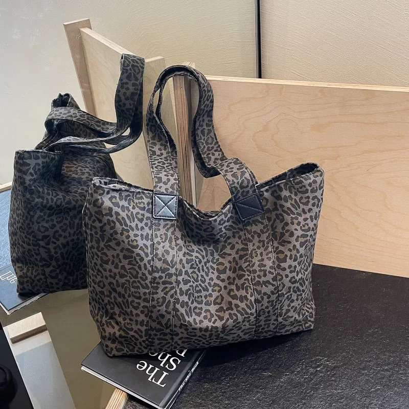Leopard canvas shopping bag casual and fashionable womens shoulder bag handbag large capacity shopping bag zipper handbag 241111
