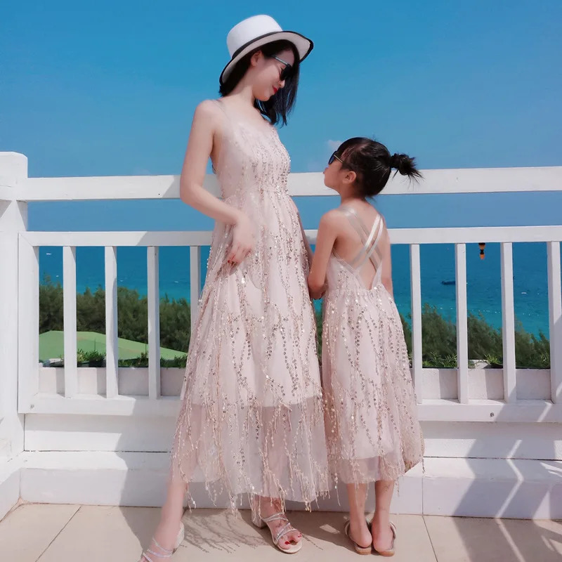 Family Matching Outfits Dresses Summer Mother Daughter Dress Fashion Clothing Girl Mom Daughter Chiffon Beach Dress Clothes 240403