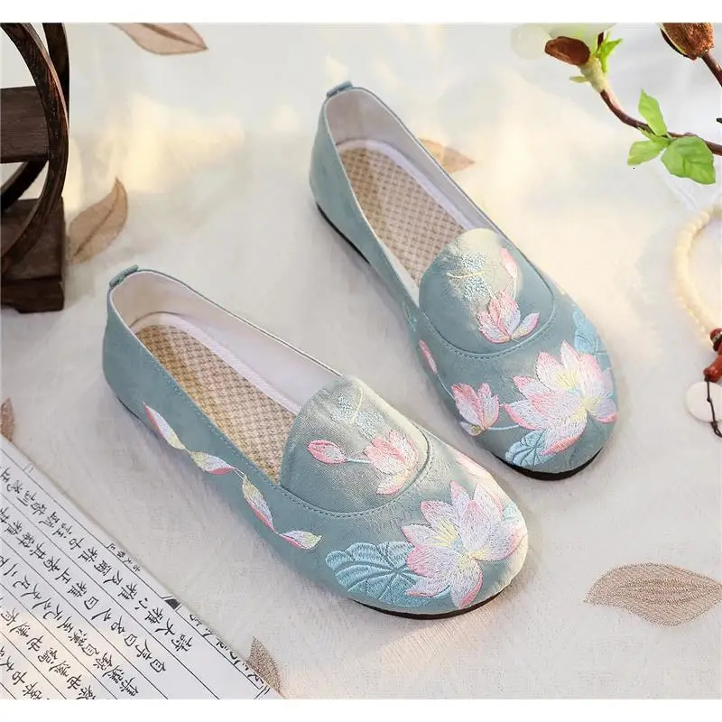 Old China Apartment Womens Beijing Shoes Elegant Flower Loafers Womens Antique Embroidered Shoes Womens Espadrillle Apartment Mocassin 241111