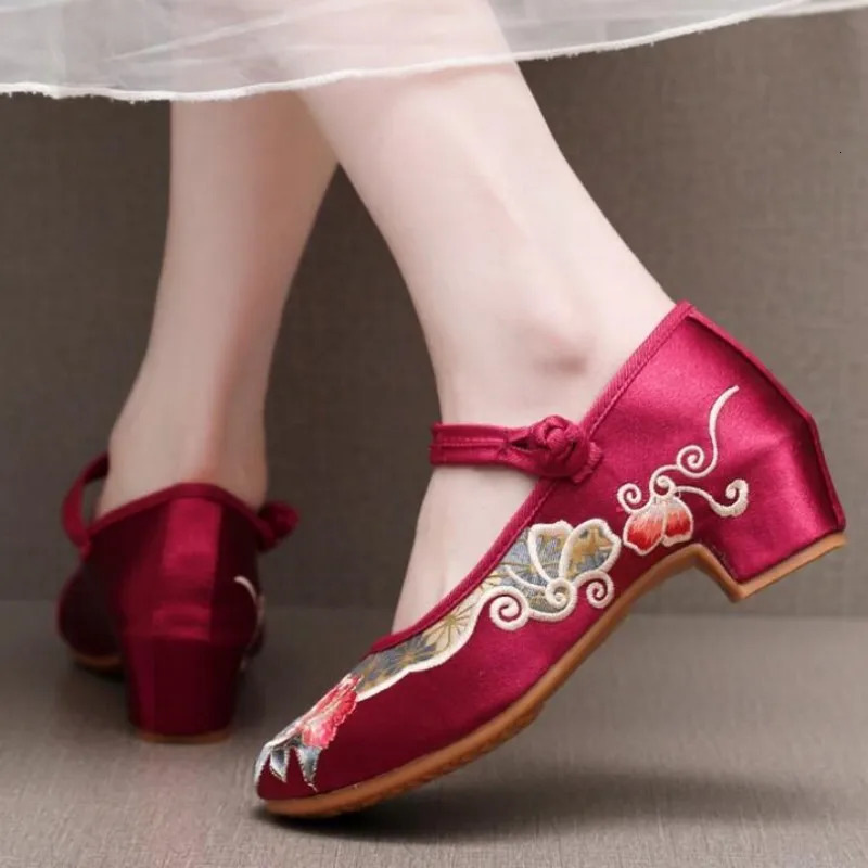Women Ankle Strap Embroidered Mid-Heel Dress Shoe Round Toe Retro Mary Jane Spring Shoes Ethnic Style Fabric Pumps 241112